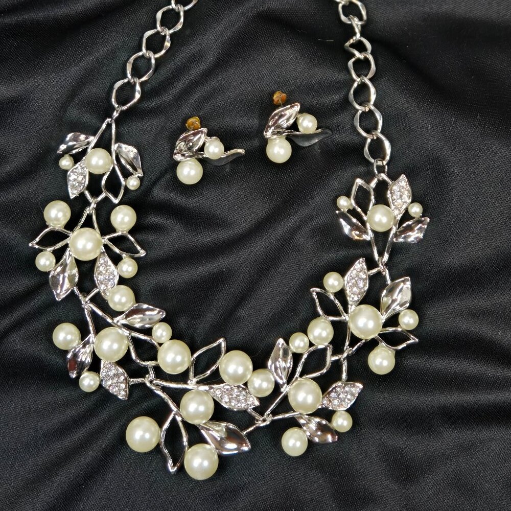 🌸 Stunning Pearl & Crystal Jewelry Set - Picture 4 of 4